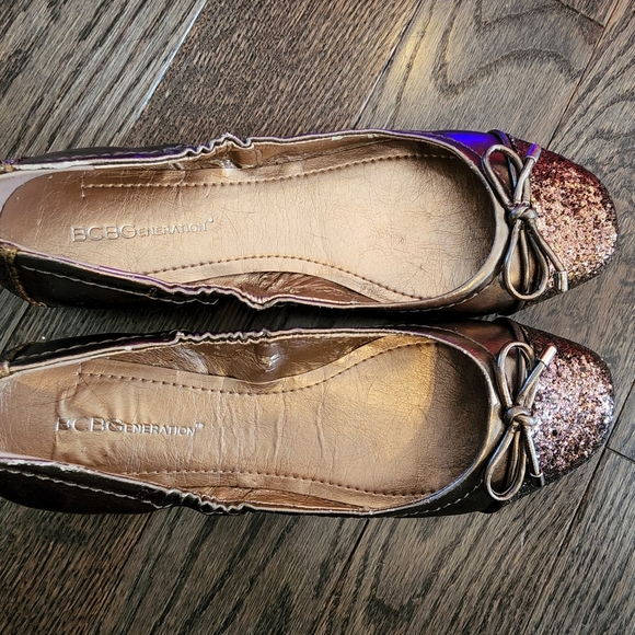 New BCBG generation womens size 6.5 sparkly gold/chrome color flats - Picture 10 of 11